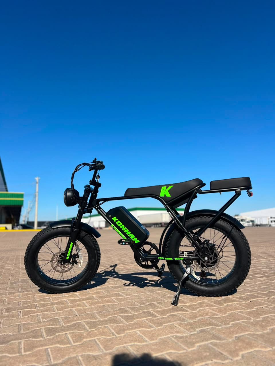 Bike elétrica preta e verde de pneu largo