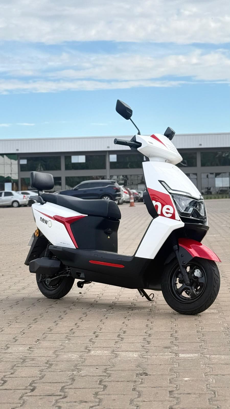 Scooter elétrica branca e vermelha