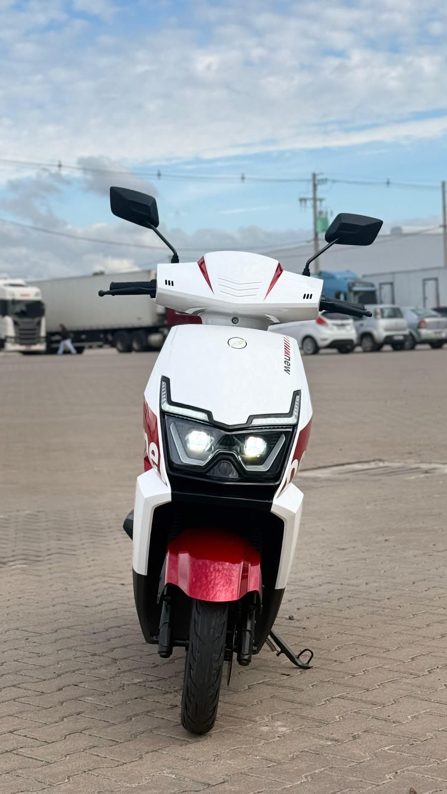Scooter elétrica branca e vermelha de frente