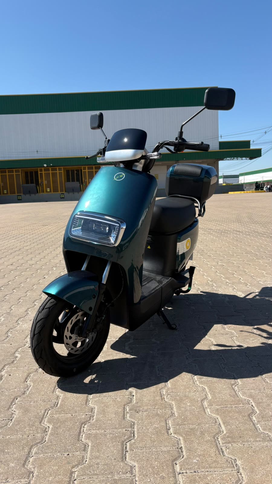 Scooter elétrica verde com baú
